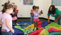 12-36mos old play with the parachute in Spanish class