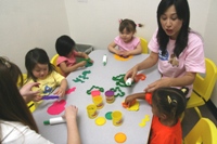 Miss Tracy's 3-5 year old Mandarin class learning animals through play-doh